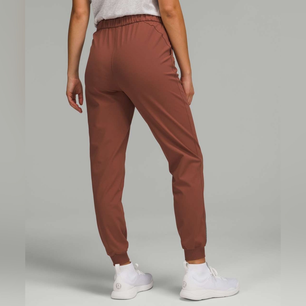 Lululemon Stretch High-Rise Jogger *short*